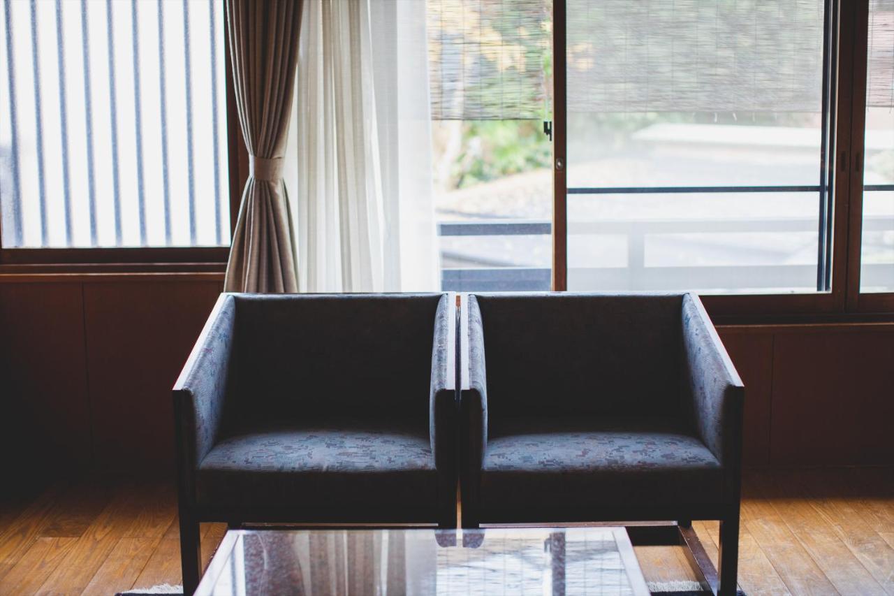 Arima Onsen Tocen Goshobo Hotel Kóbe Kültér fotó A pair of armchairs