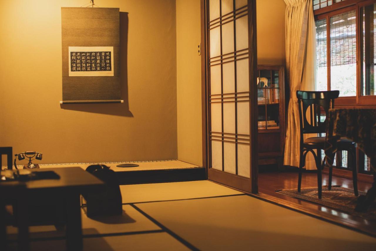 Arima Onsen Tocen Goshobo Hotel Kóbe Kültér fotó A traditional Japanese room with a shoji