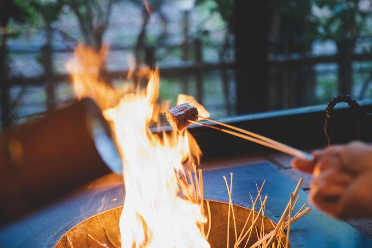 Arima Onsen Tocen Goshobo Hotel Kóbe Kültér fotó A piece of meat being cooked over a fire
