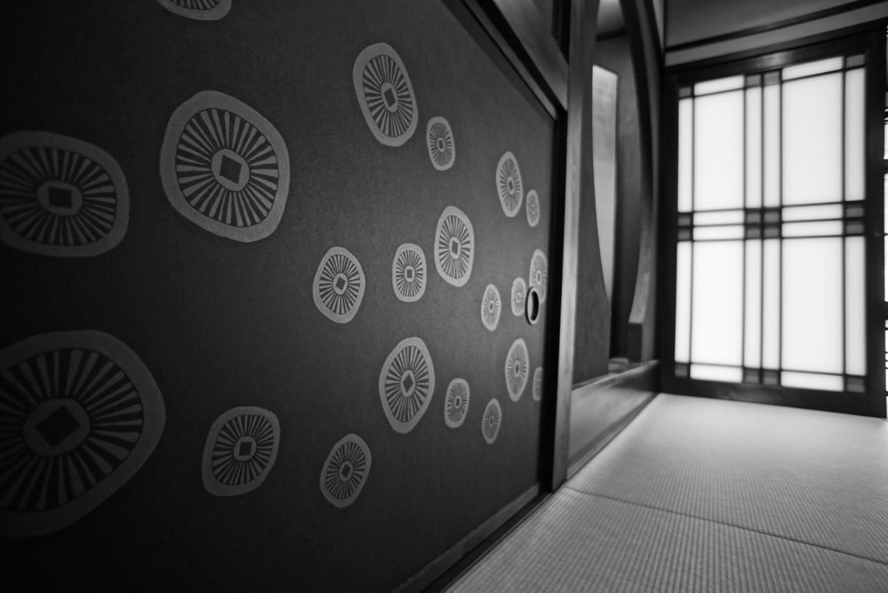 Arima Onsen Tocen Goshobo Hotel Kóbe Kültér fotó A sliding door in a traditional Japanese house