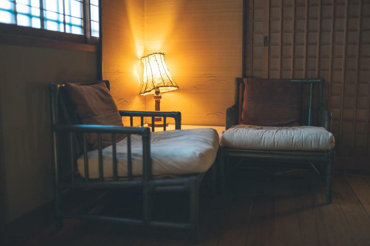 Arima Onsen Tocen Goshobo Hotel Kóbe Kültér fotó A traditional Japanese room with a lamp